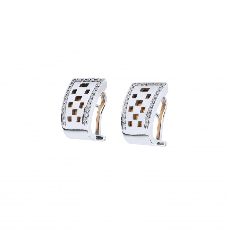 Brincos de prata femininos Carmo Joalheiros estilo huggie com recortes geométricos e fileira de zircónias